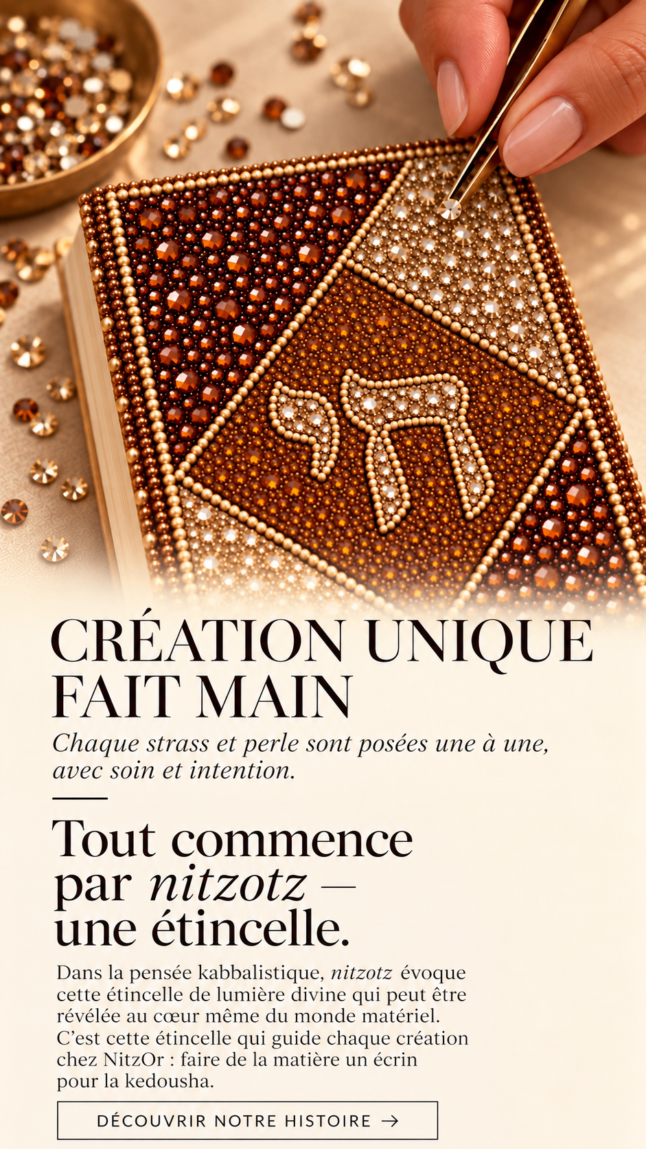 Main posant un strass sur un Siddour NitzOr décoré de perles