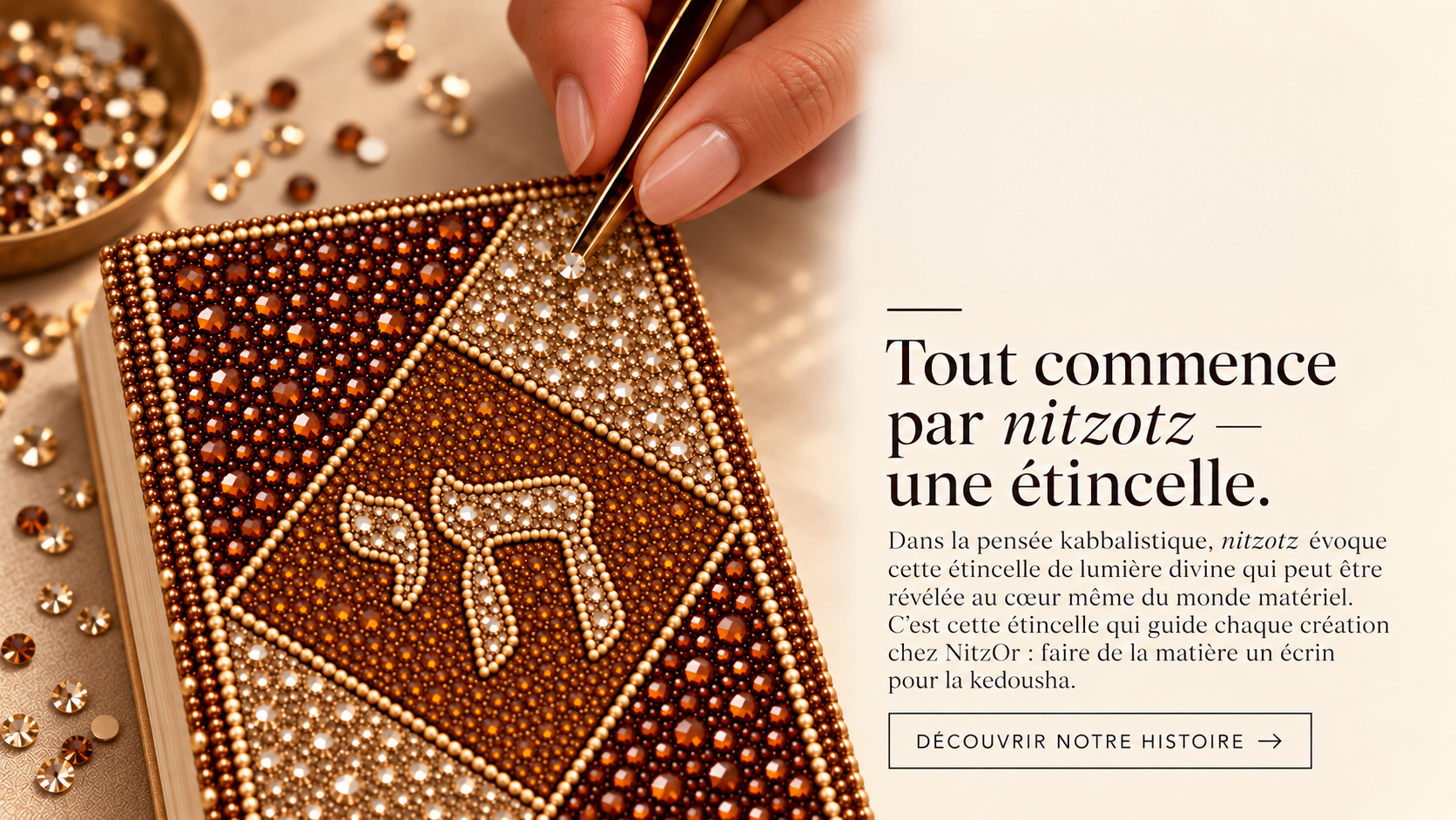 Création NitzOr faite main, avec pose minutieuse de strass et de perles
